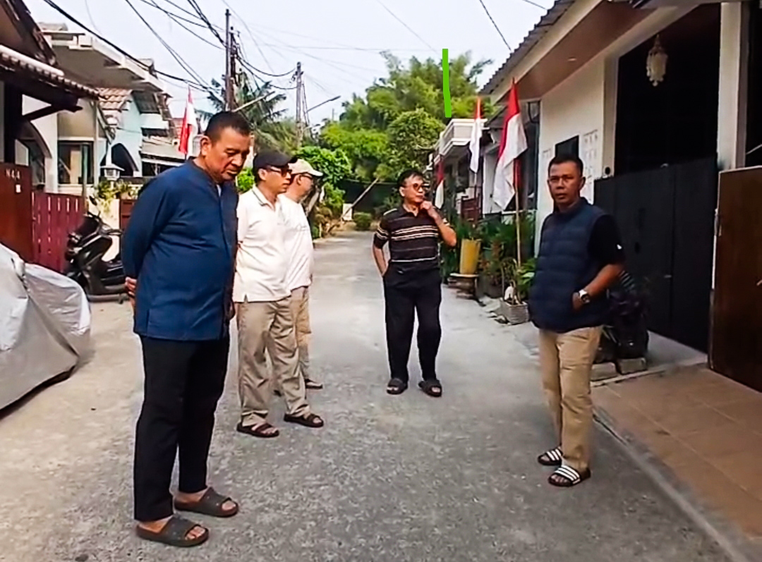 Camat Pamulang H. Mamat didampingi Lurah Bambu Apus dan pengurus RW saat melakukan pertemuan dengan kedua pihak, Sabtu (15/8/2026). (tangselpos.id/lim)