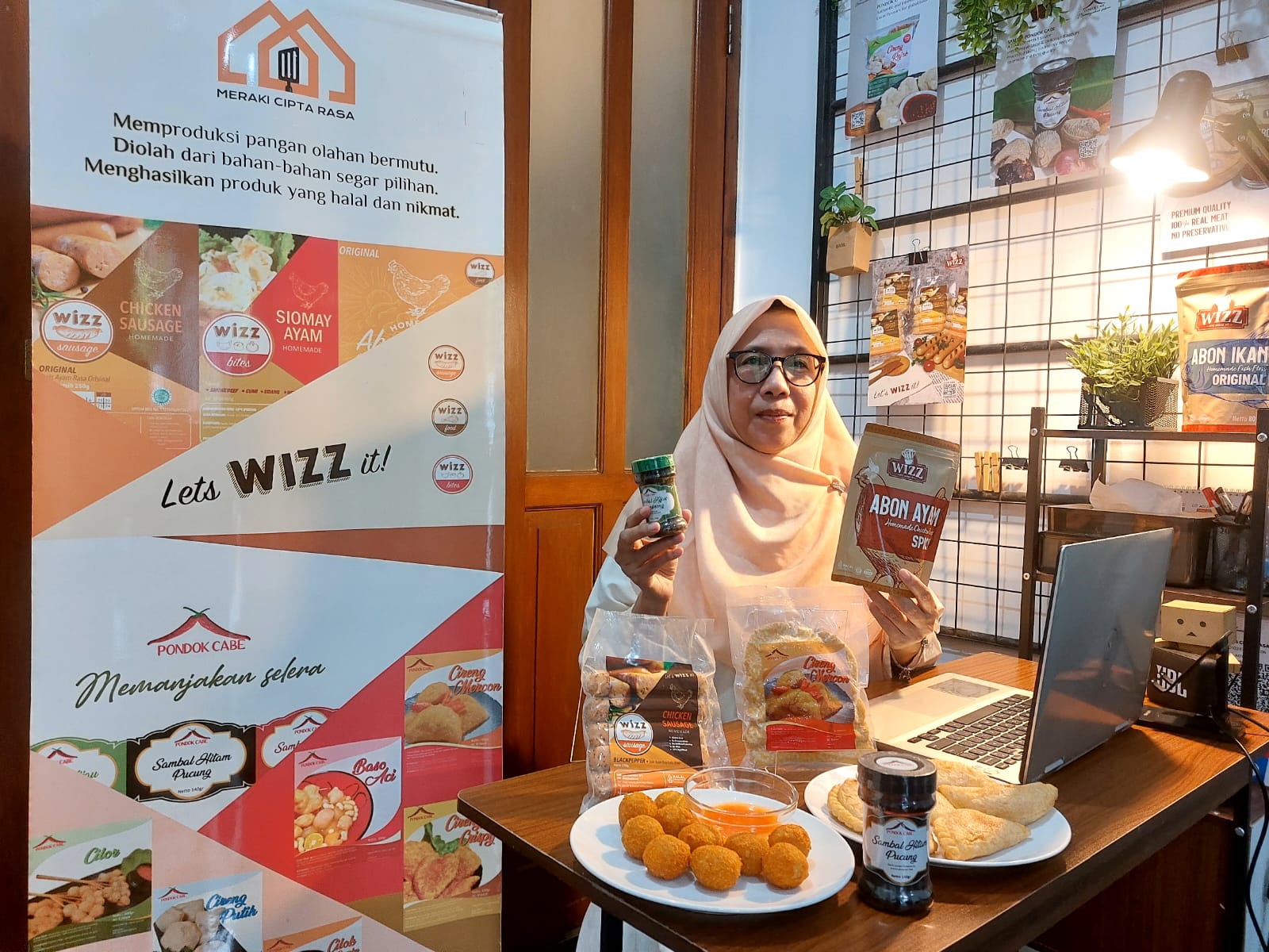 CIRENG. Salah satu owner Meraki Cipta Rasa, Santi Krisantina Hakim saat memperlihatkan produk-produk unggulannya.