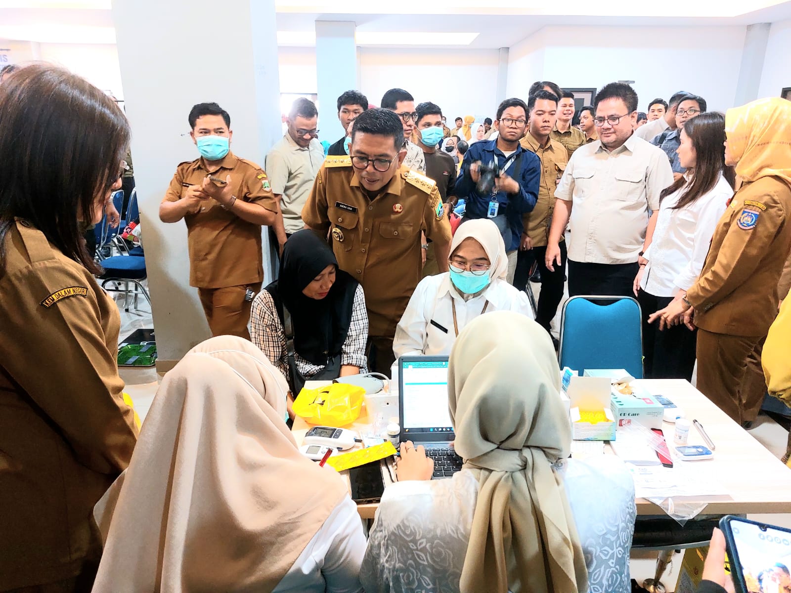 Andra Soni saat meninjau pelaksanaan CKG di Youth Center Pamulang, Kota Tangerang Selatan (Tangsel), Senin (24/8). (tangselpos.id/rmn)