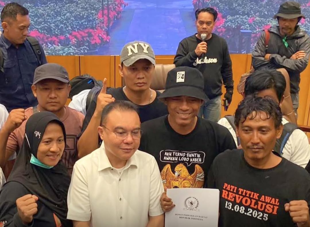 Wakil Ketua DPR Sufmi Dasco Ahmad (baju putih) bersama Aliansi Masyarakat Pati Bersatu (AMPB). Foto : Ist