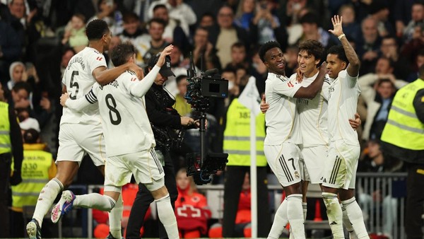 Selebrasi Skuad Real Madrid usai menang 2-1 dari Espanyol. Foto : Ist