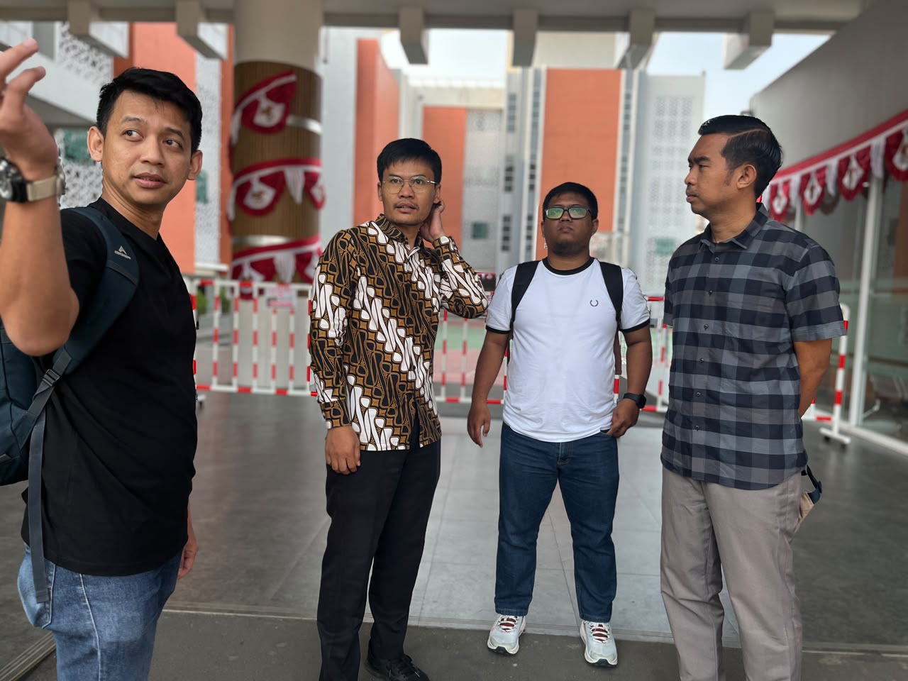 Ferdiansyah, berkunjung dan bertemu langsung dengan sejumlah wali murid di TKIP-SDIP Pamulang, Kamis (27/8). (Ist)