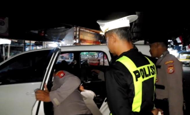 MENGAMANKAN. Pihak Polres Pandeglang sedang mengamankan tiga unit kendaraan bermasalah saat Patroli KRYD yang menyisir sejumlah titik rawan pada malam Minggu, Sabtu (29/8). (NIPAL SUTIANA/TANGSEL POS)