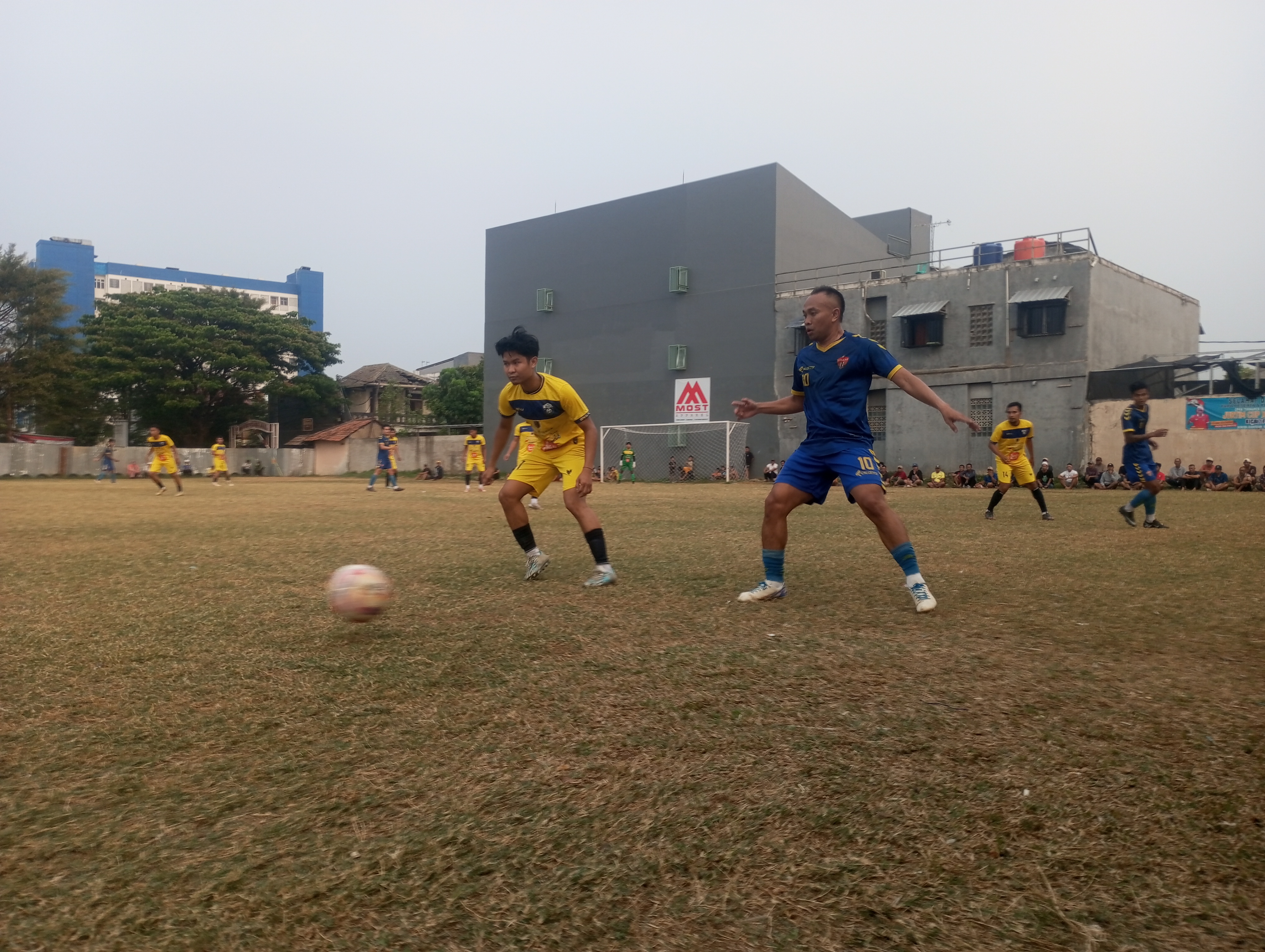 Penyerang Diklat Pakujaya, Redi Rusmawan berusaha mengejar bola saat laga lawan BKS pada Rabu (05/08/2026).(tangselpos.id).