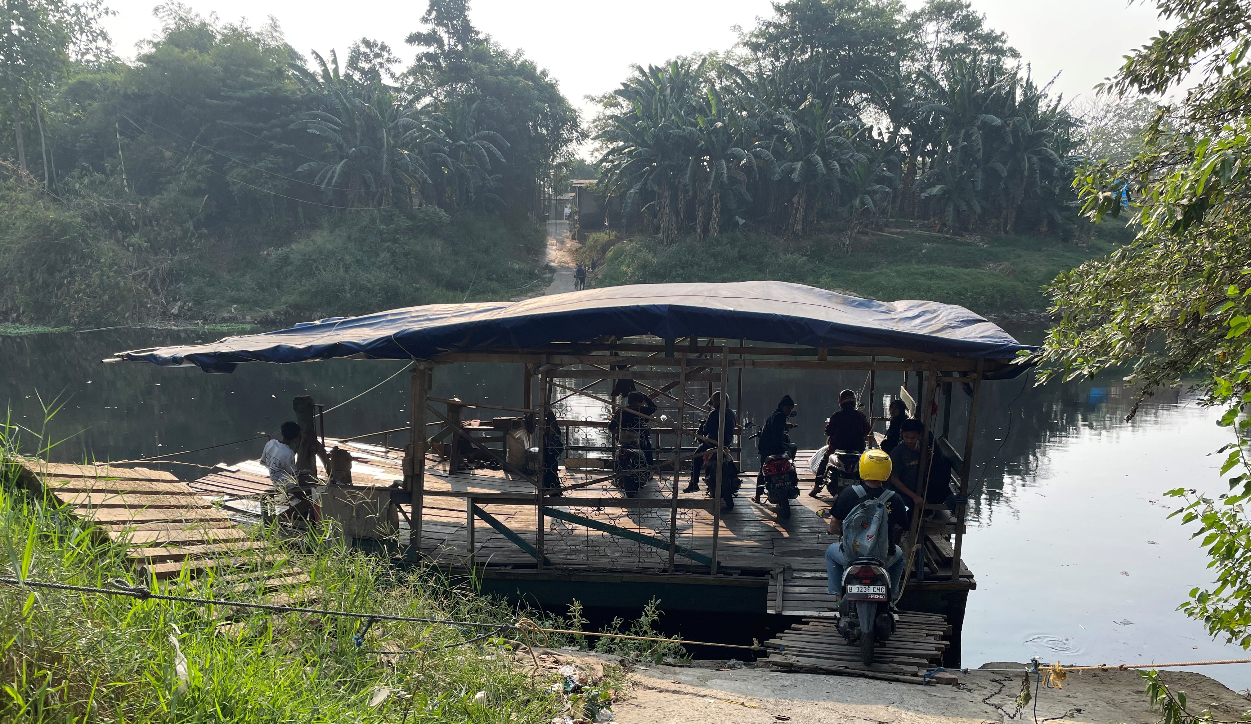 MENGHITAM: Kondisi Sungai Cisadane di wilayah Kecamatan Neglasari yang nampak menghitam. ISTIMEWA