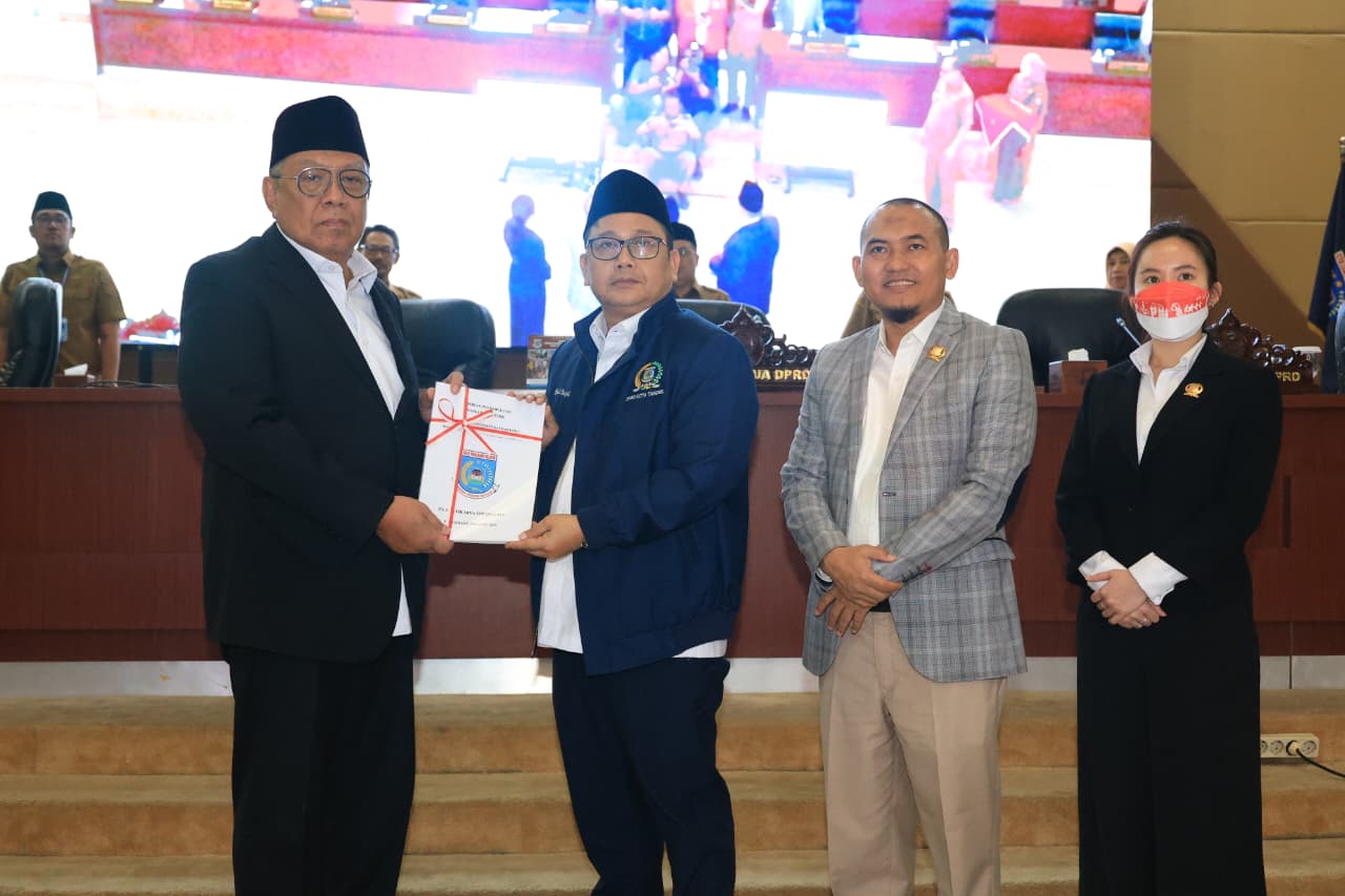 PARIPURNA - DPRD Kota Tangsel gelar rapat paripurna bersama dengan Wali Kota Tangsel Benyamin Davnie, Selasa (18/8).
