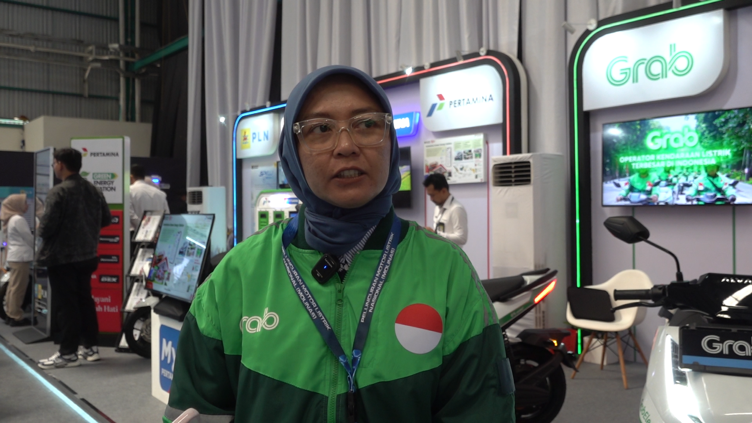 Ratih Intan Kumala Wiegsu driver Ijol yang menggunakan motor listrik. Foto : Ist