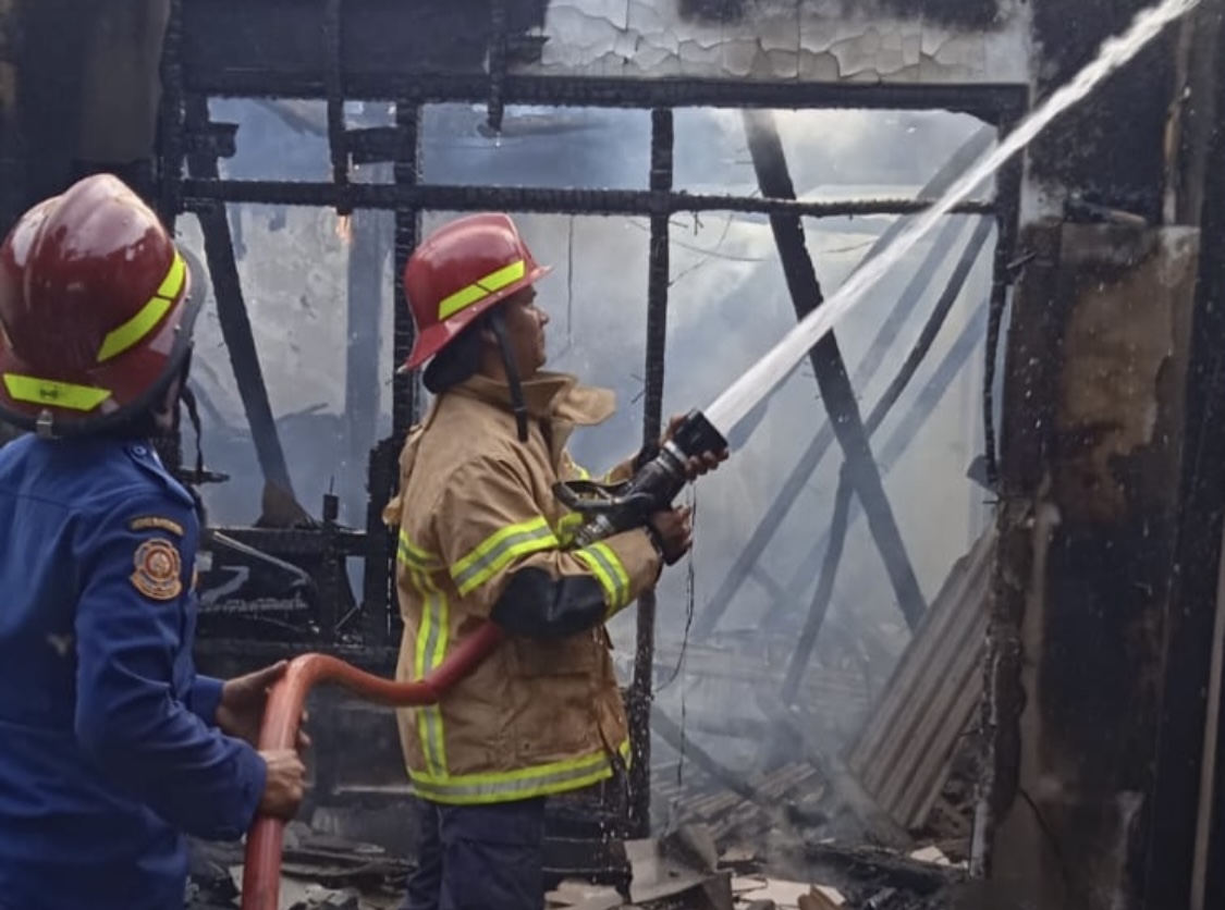 PADAMKAN API. Petugas Damkar Pandeglang, sedang memadamkan api dan bara yang masih menyala membakar rumah, di Kampung Kadulawang RT/RW 002/003, Kelurahan Cigadung, Kecamatan Karang Tanjung, Kabupaten Pandeglang, Minggu (23/8). (DOK. BPBDPK PANDEGLANG)