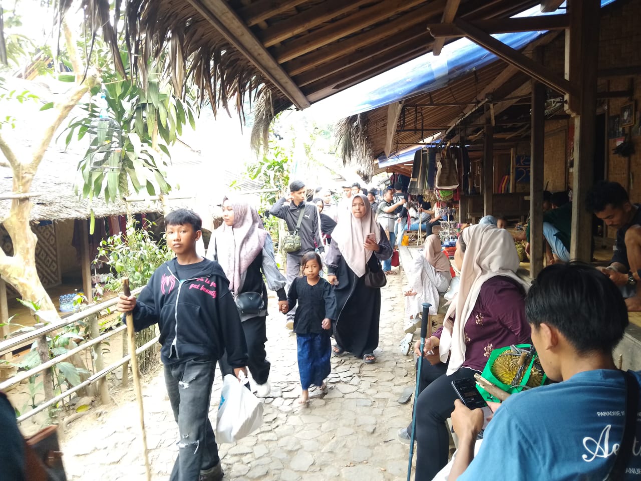 MEMADATI PERMUKIMAN. Wisatawan terlihat memadati kawasan permukiman masyarakat adat Baduy, pedalaman Gunungkendeng, Desa Kanekes, Kecamatan Leuwidamar, Kabupaten Lebak, Senin (31/8). (ISTIMEWA)