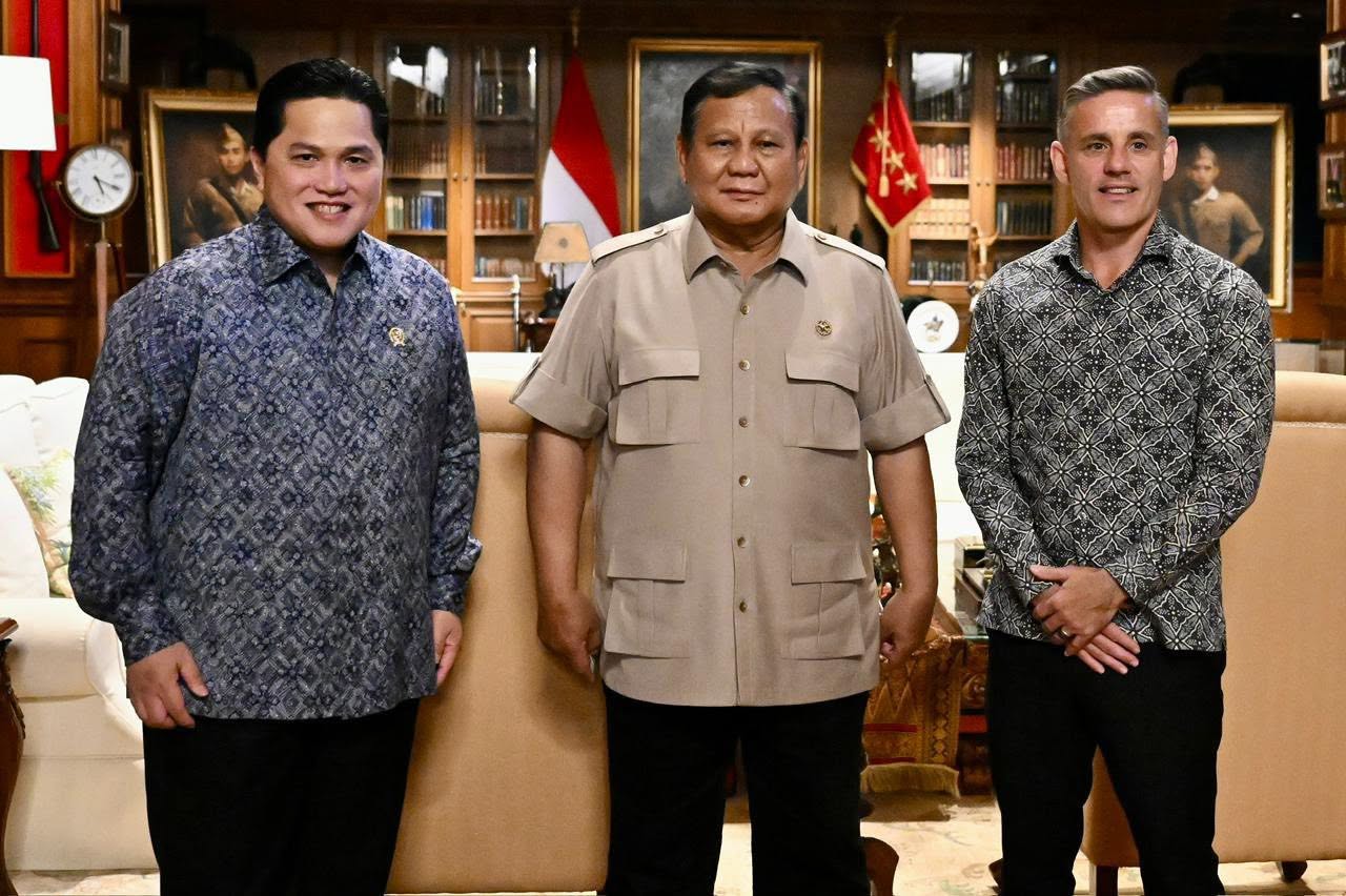 Presiden Prabowo bersama Menpora Erick Thohir dan Pelatih Timnas John Herdman. Foto : Ist
