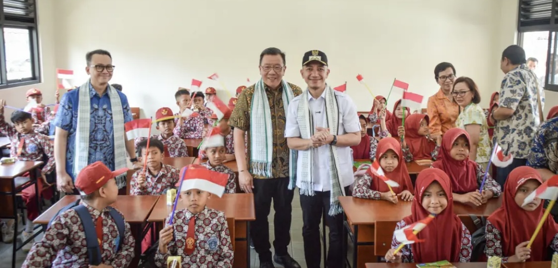 GEDUNG BARU. Bupati Lebak Moch. Hasbi Asidiki Jayabaya, bersama pihak YPA-MDR dan para pelajar SDN 03 Bojongmenteng, foto bersama usai melakukan peresmian gedung baru, Rabu (12/8). (DOK. PROKOPIM SETDA LEBAK)