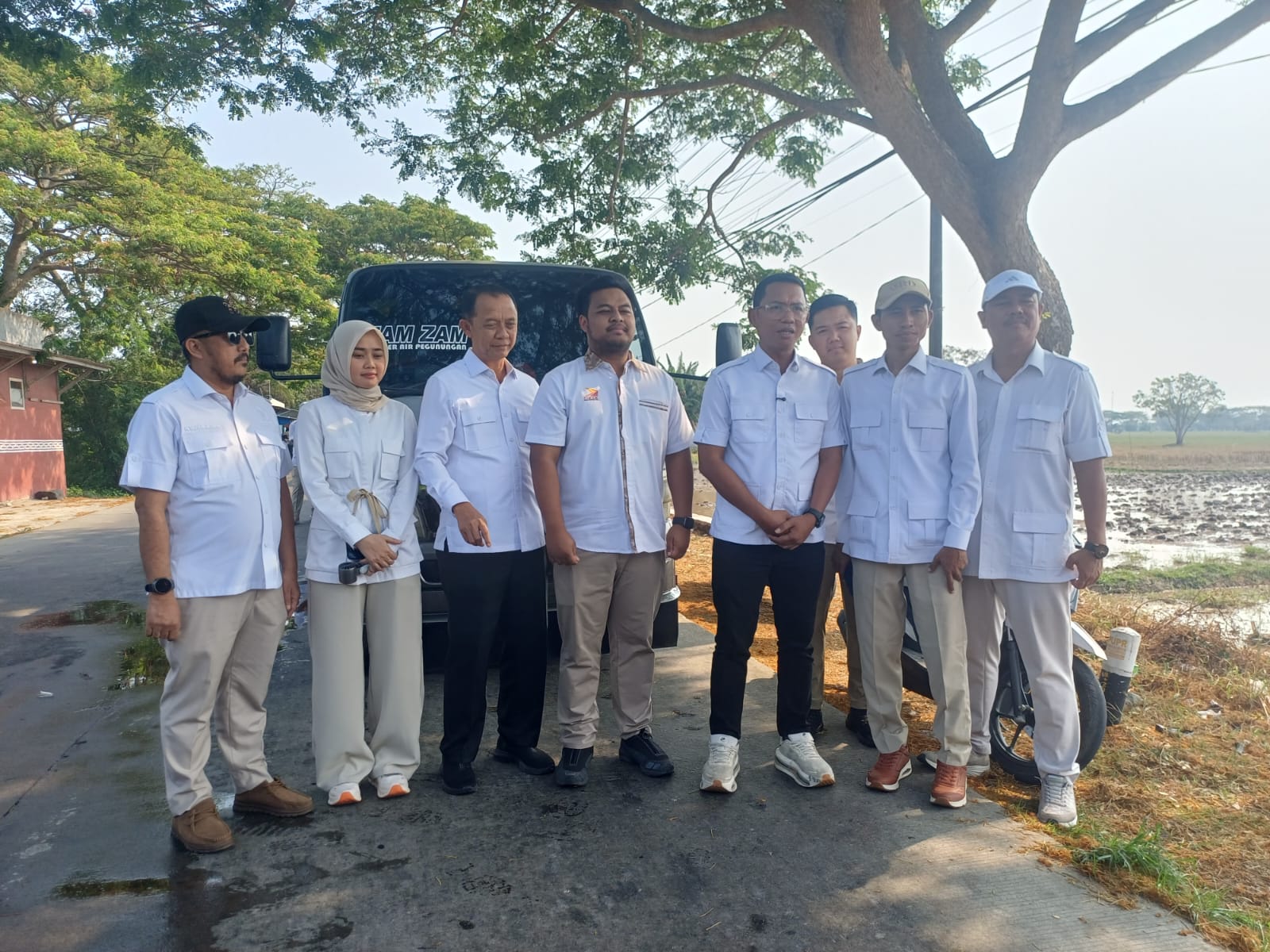 BANTUAN. Dewan Pimpinan Cabang (DPC) Partai Gerindra Kabupaten Serang foto bersama usai menyalurkan bantuan air bersih kepada warga yang terdampak kekeringan di Kecamatan Pontang dan Kecamatan Tirtayasa, Minggu (30/8). ARIF HAMDI/TANGSEL POS