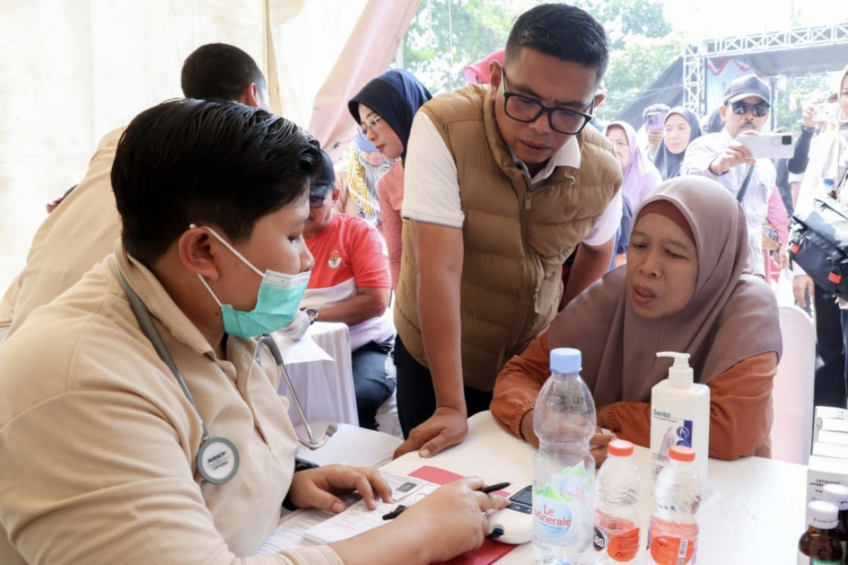 PANTAU LANGSUNG. Gubernur Banten Andra Soni, sedang memantau secara langsung warganya yang sedang dilakukan pemeriksaan kesehatan, di acara jemput bola program CKG, di wilayah Kecamatan Labuan, Kabupaten Pandeglang, Minggu (9/8). (DOK. BIRO ADPIMPRO BANTEN)