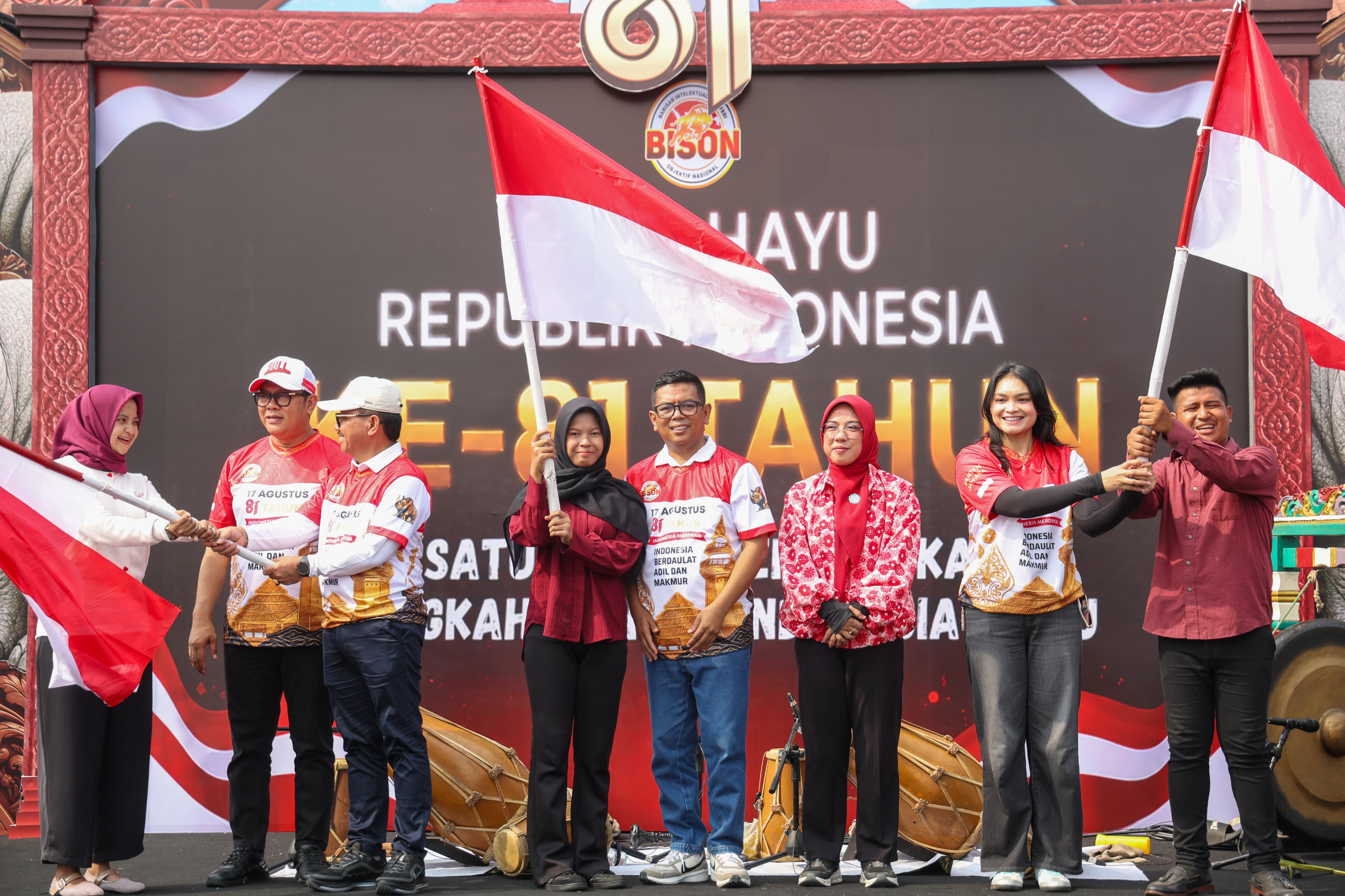 Gubernur Andra Soni saat menghadiri Kirab Merah Putih 2026 di Taman Elektrik Pusat Pemerintah Kota Tangerang, Minggu (16/8/2026). Foto : Humas Pemprov