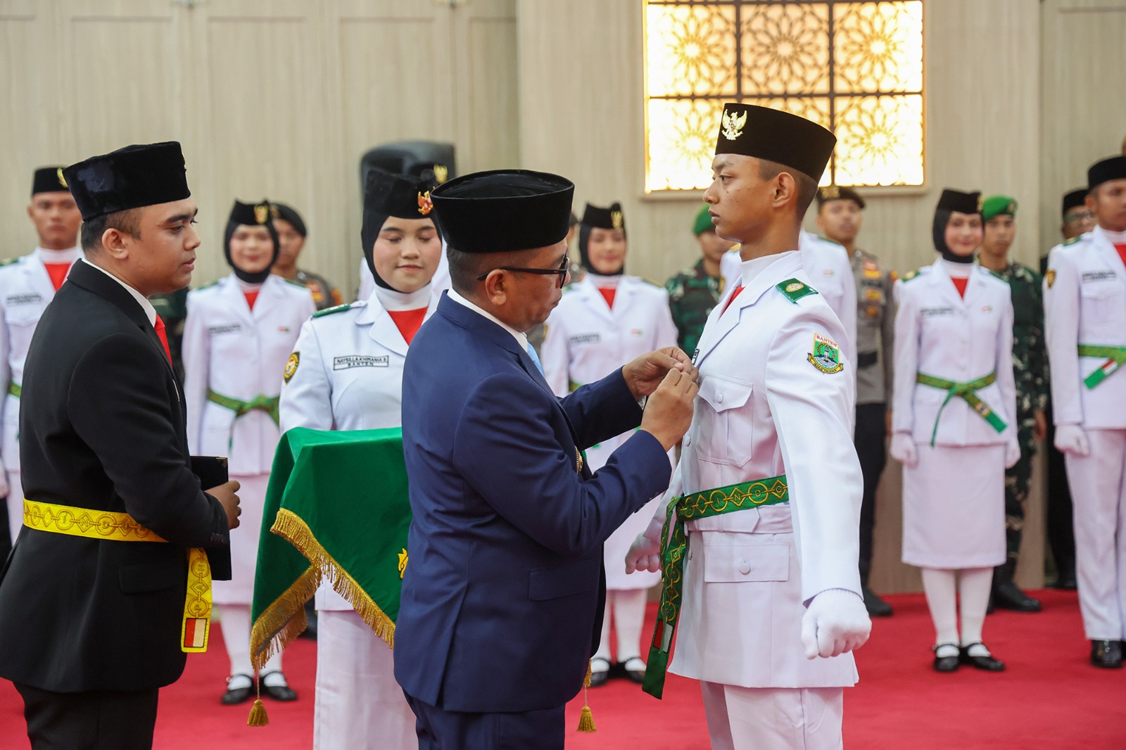 Gubernur Andra Soni saat melantik 50 Anggota Paskibraka Banten. Foto : Humas Prov