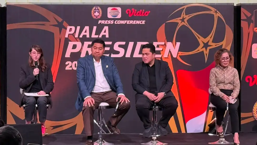 Ketua Steering Committee (SC) Piala Presiden 2026 Maruarar Sirait (baju putih) dan Ketum PSSI Erick Thohir (baju hitam) saat konferensi pers. Foto : Ist