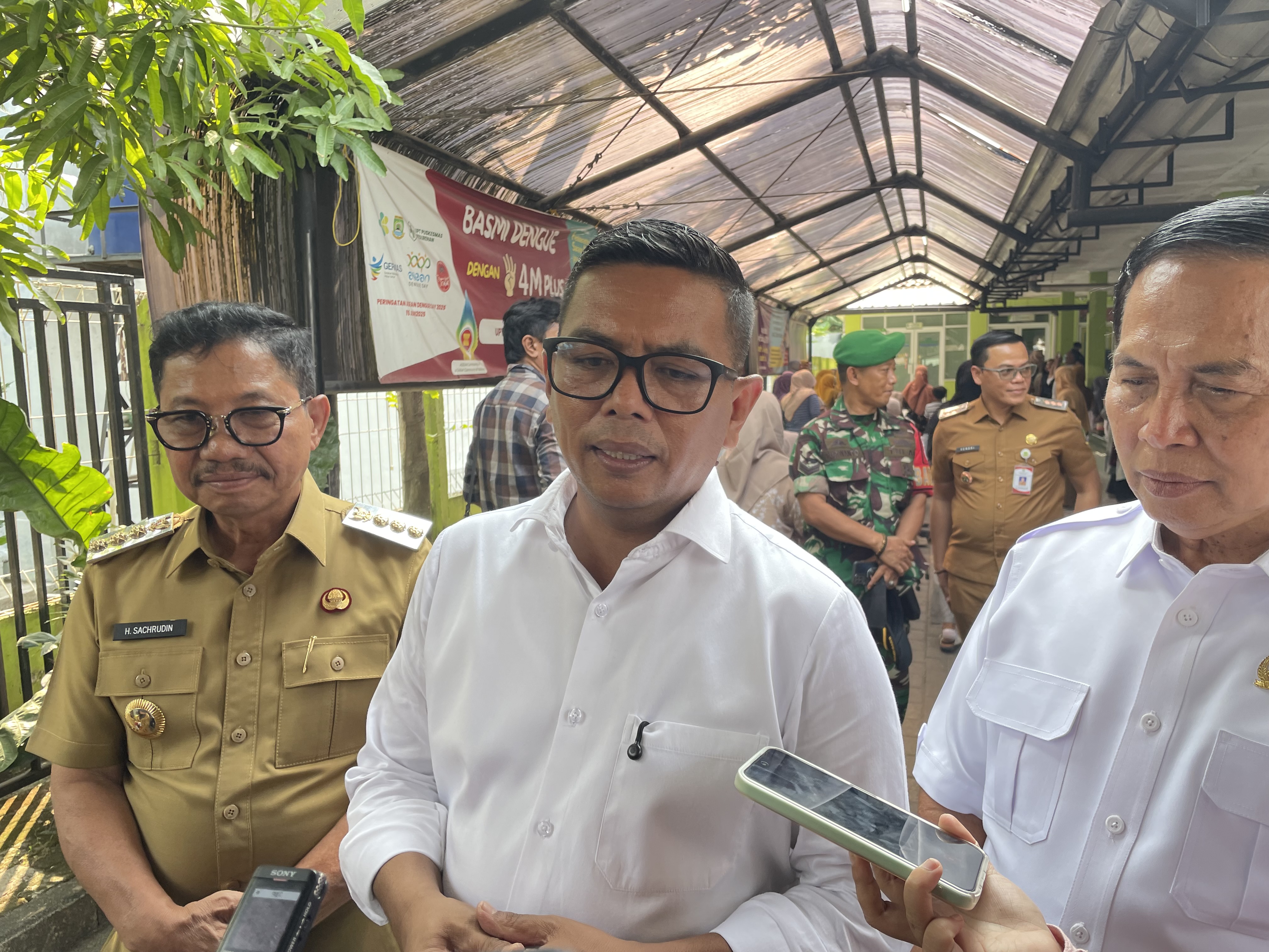 TINJAU CKG: Gubernur Banten didampingi Wali kota Tangerang mengecek CKG di Karang Tengah. ISTIMEWA