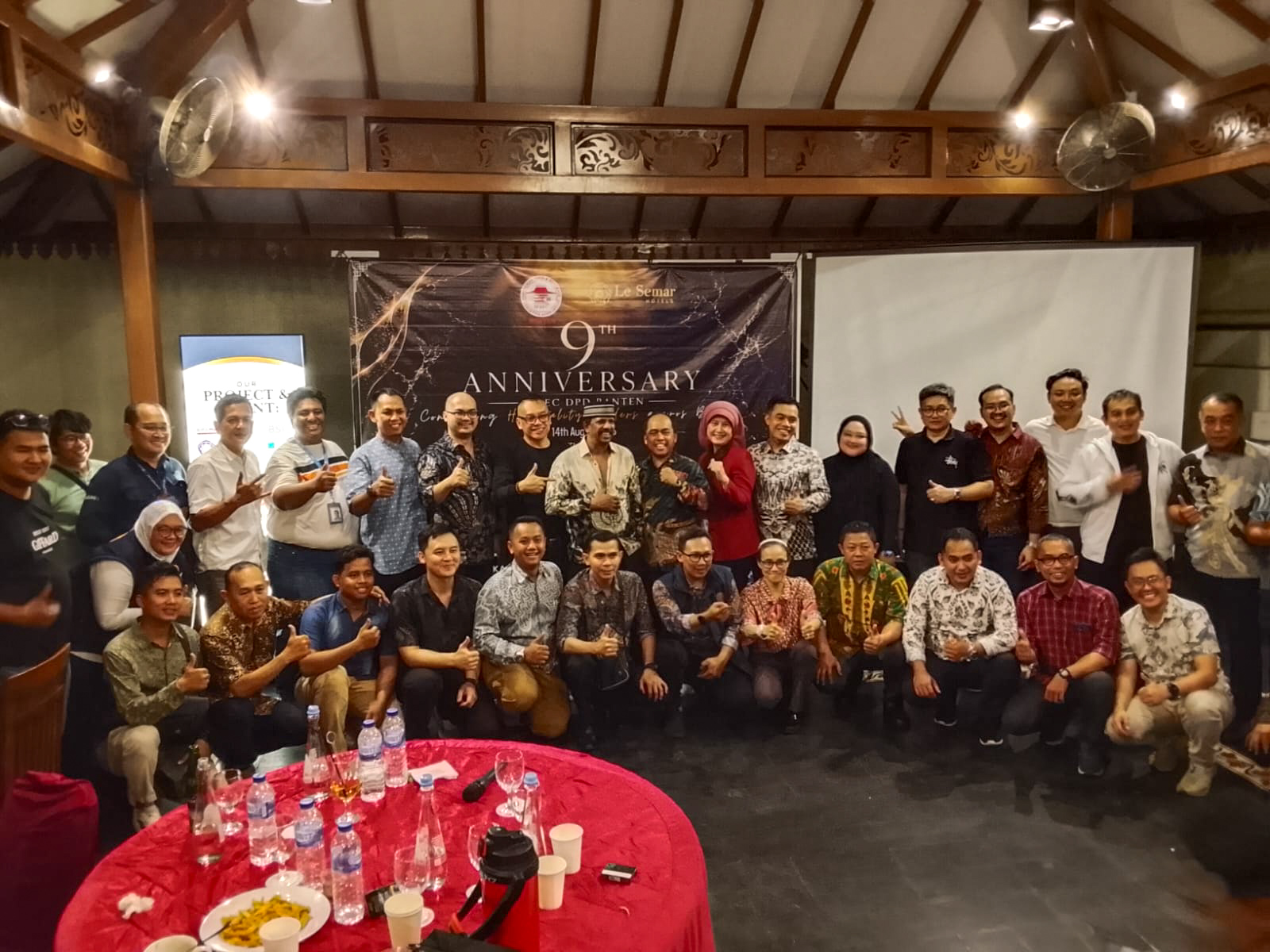 Pengurus IFBEC DPD Banten bersama stakeholder dan tamu undangan saat perayaan HUT ke-9 IFBEC Banten di Le Semar Hotel Karawaci, Tangerang, Jumat (14/8/2026). (tangselpos.id/lim)