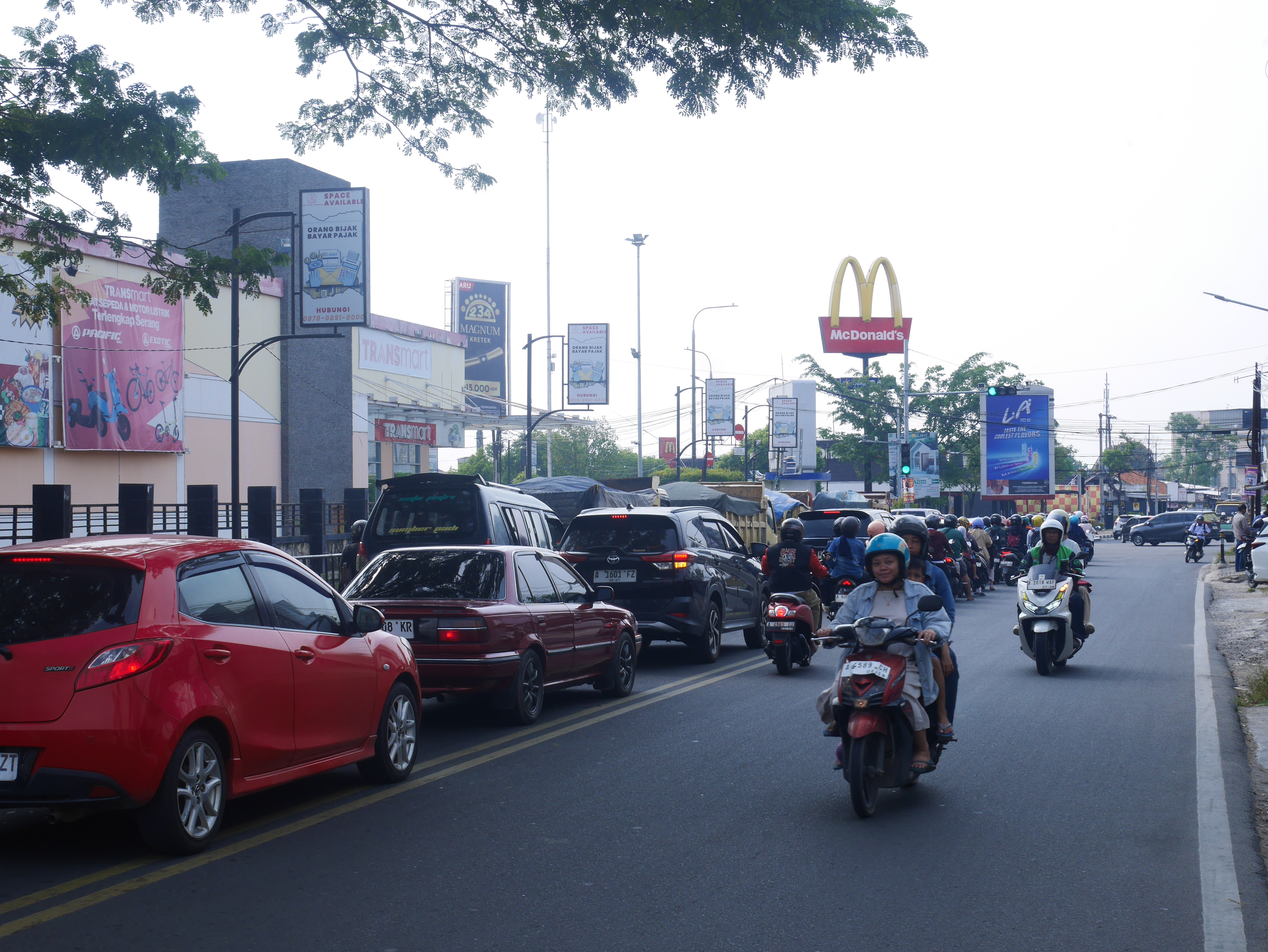 Lalu lintas di kawasan Ciceri, Kota Serang, beberapa waktu lalu. Saat ini Kota Serang menjadi salah satu daerah tujuan investasi di Provinsi Banten.(Ari Supriadi-tangselpos.id)