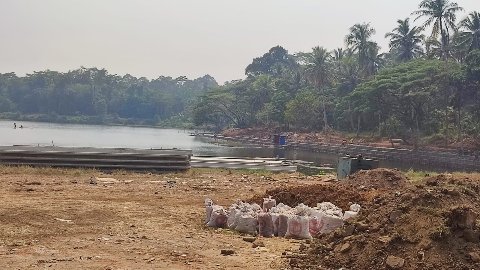 PEMASANGAN BRONJONG. Revitalisasi Situ Cikedal, Kabupaten Pandeglang, sedang dikerjakan oleh para pekerja. Saat ini sedang melakukan pemasangan bronjong, Selasa (11/8). (NIPAL SUTIANA/TANGSEL POS)