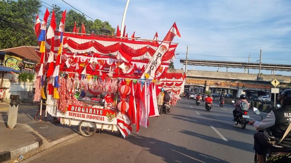 Penjual bendera merah putih. Foto ; Ist
