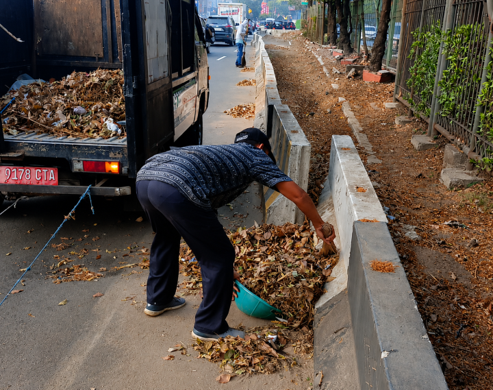 BERSIHKAN MEDIAN JALAN: Petugas DLH Kota Tangerang melakukan pembersihan median jalan. ISTIMEWA