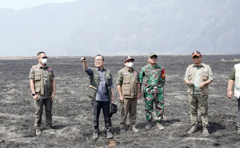 Menko PMK Pratikno (no 2 dari kiri) memantau kebakaran Gunung Bromo. Foto : Ist