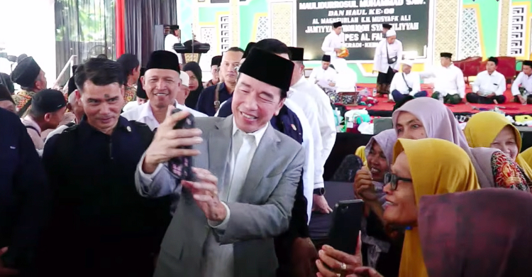 Mantan Presiden ke 7 Jokowi saat hadir di peringatan Maulid Nabi di Pondok Pesantren Al-Falah Sumberadi, Kabupaten Kebumen, Jawa Tengah. Foto ; Ist