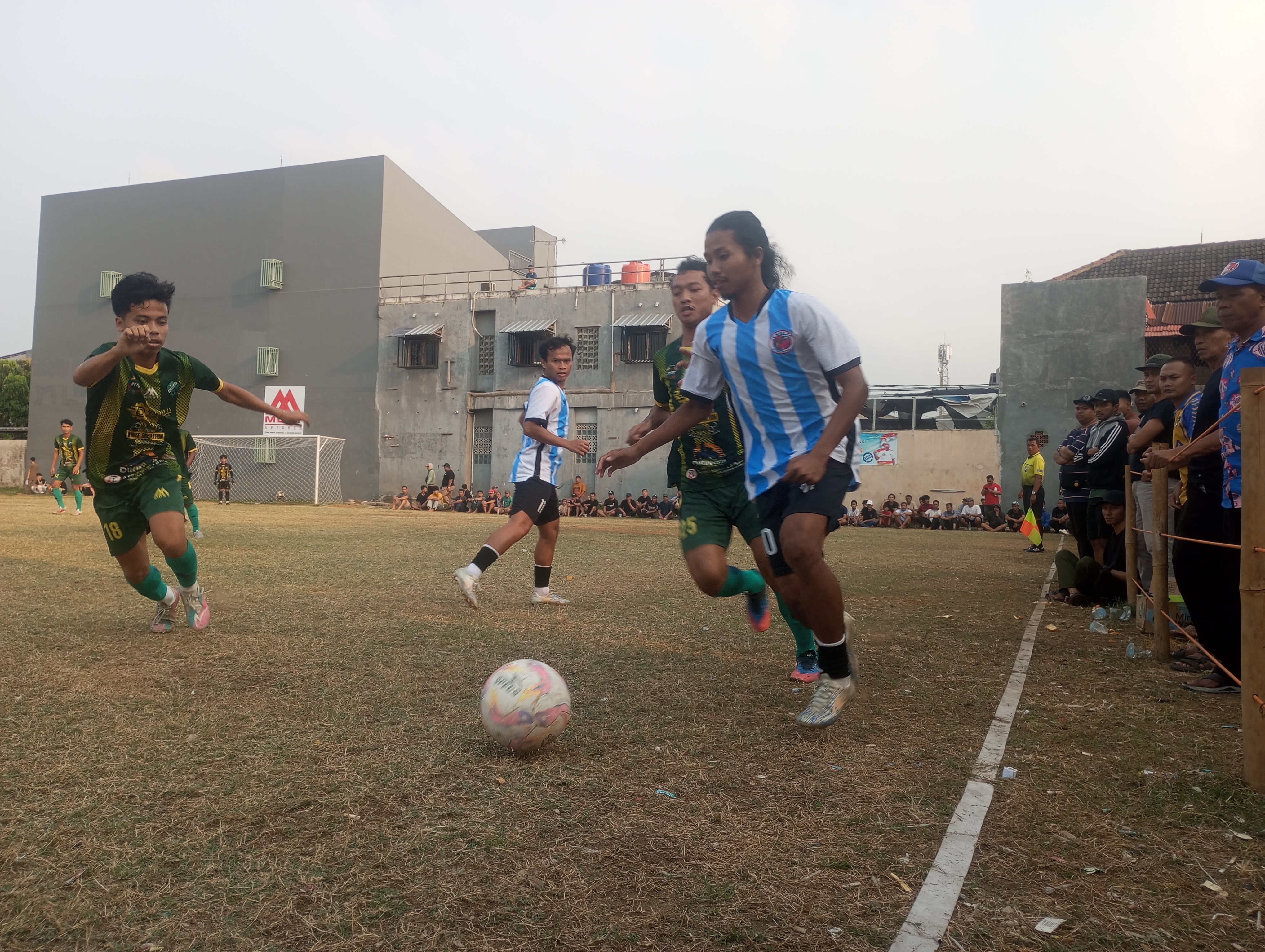 Penyerang Jomon FC, Alif menggiring bola dikawal dua pemain Kheliru FC pada laga Senin (03/08/2026).(tangselpos.id).