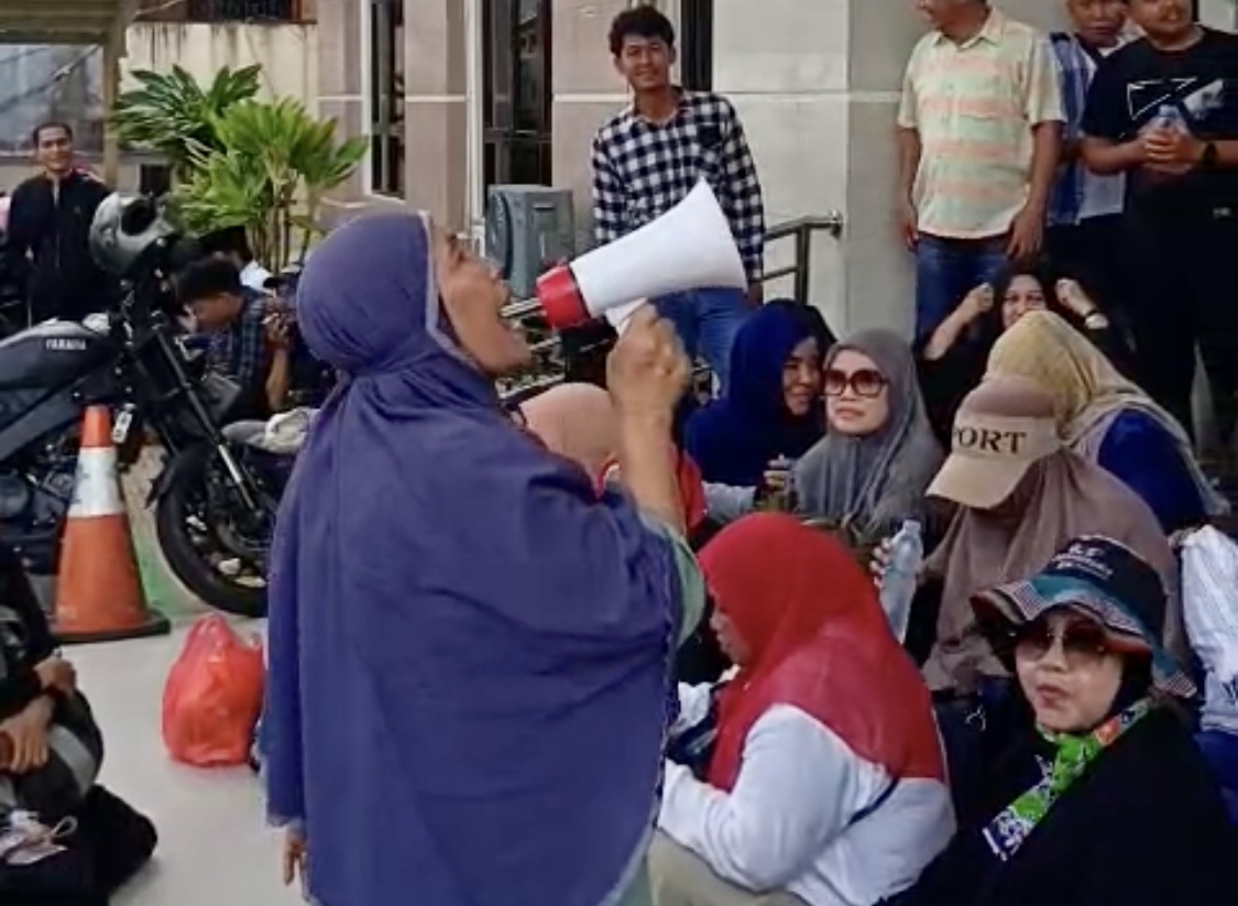 ORASI. Salah seorang emak-emak sedang melakukan orasi, hal dilakukan saat mengawal sidang pembacaan tuntutan terhadap dua terdakwa kasus dugaan penistaan agama, di halaman Pengadilan Negeri Rangkasbitung, Kabupaten Lebak, Selasa