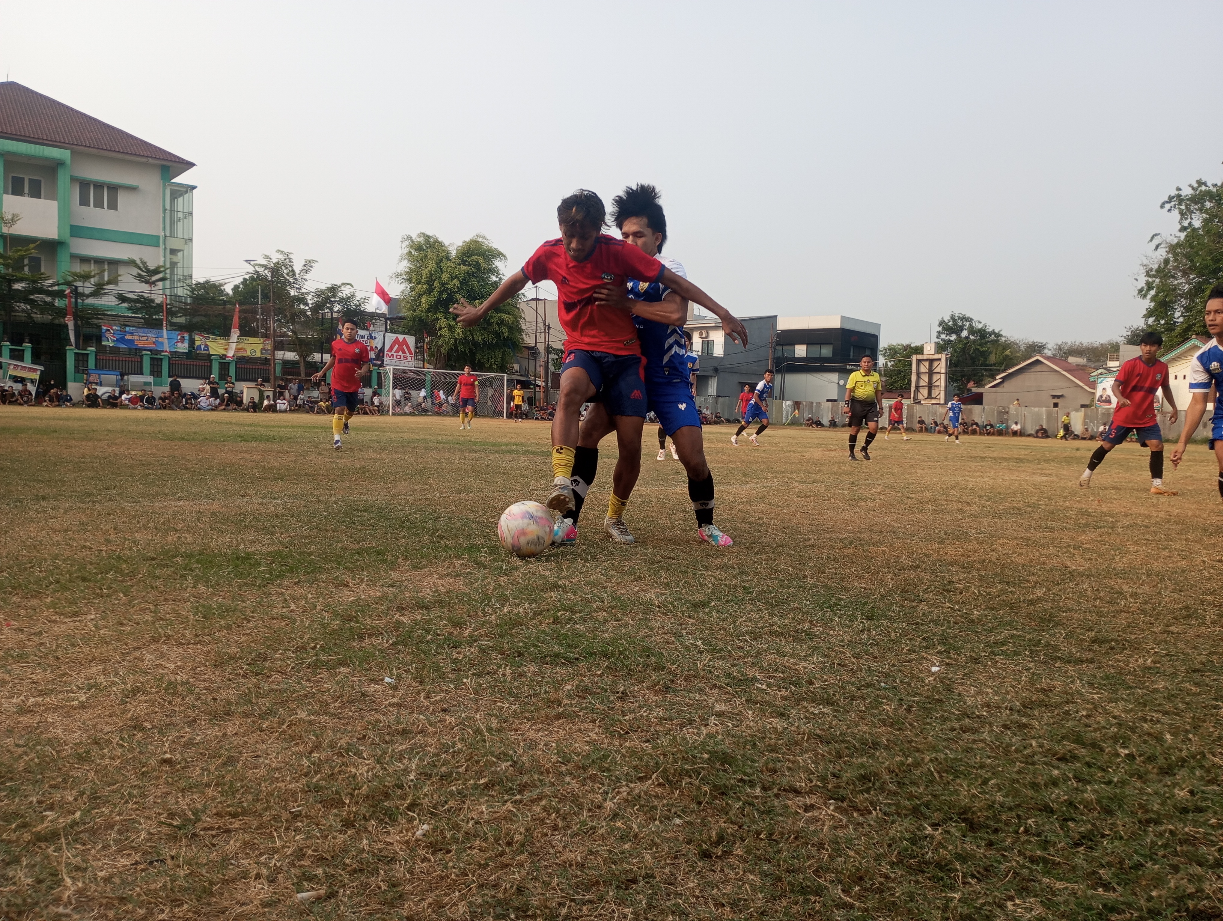 Laga antara Larangan United dengan Justice Law Soccer enak ditonton pada Jumat (08/08/2026).(tangselpos.id).