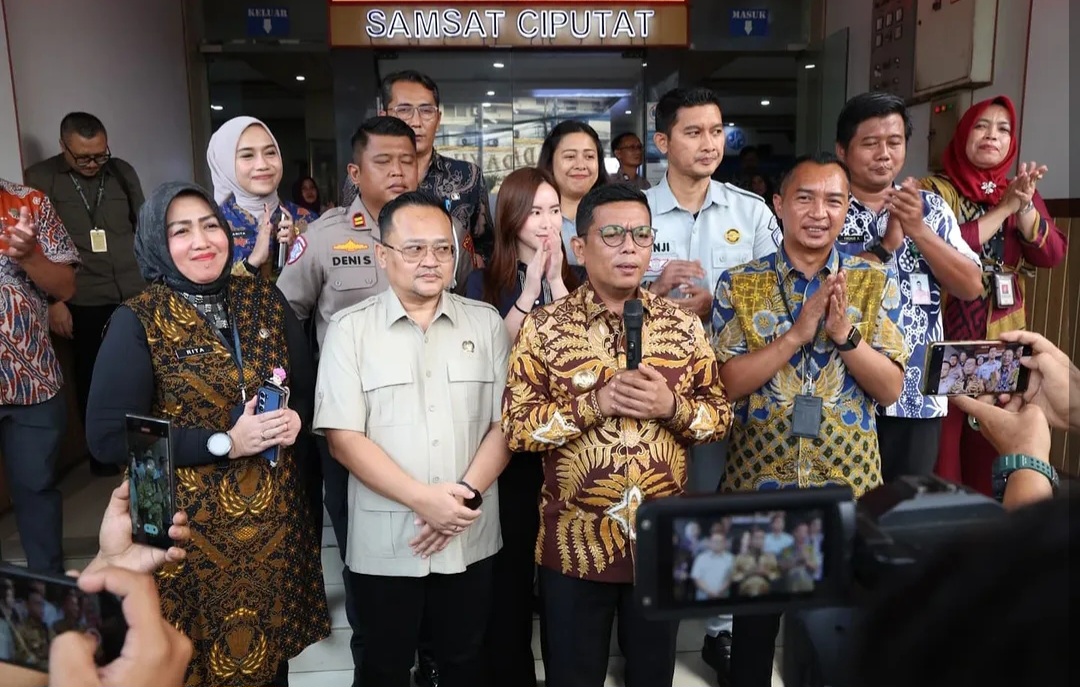 Gubernur Andra Soni (no 2 dari kanan depan) saat monitoring di Samsat Ciputat beberapa waktu yang lalu. Foto ; Ist