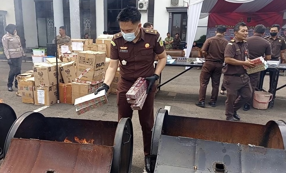 MEMBAKAR BARBUK. Pihak Kejari Pandeglang bersama para pihak terkait lainnya, sedang memusnahkan barang bukti (Barbuk) yang sudah inkrah dengan cara dibakar, di halaman Kantor Kejari Pandeglang, Selasa (18/8). (NIPAL SUTIANA/TANGSEL POS)