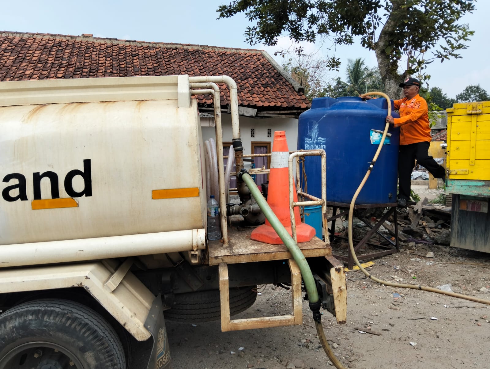 AIR BERSIH. Petugas BPBD Tangsel saat menyalurkan air bersih ke sejumlah titik kekeringan.