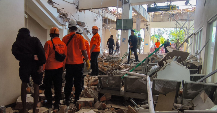 Petugas melakukan penyisiran bangunan Pelabuhan Laurentius Say Maumere yang rusak akibat gempa di Kabupaten Sikka, Nusa Tenggara Timur (NTT), Sabtu (15/8/2026). Foto : Ist