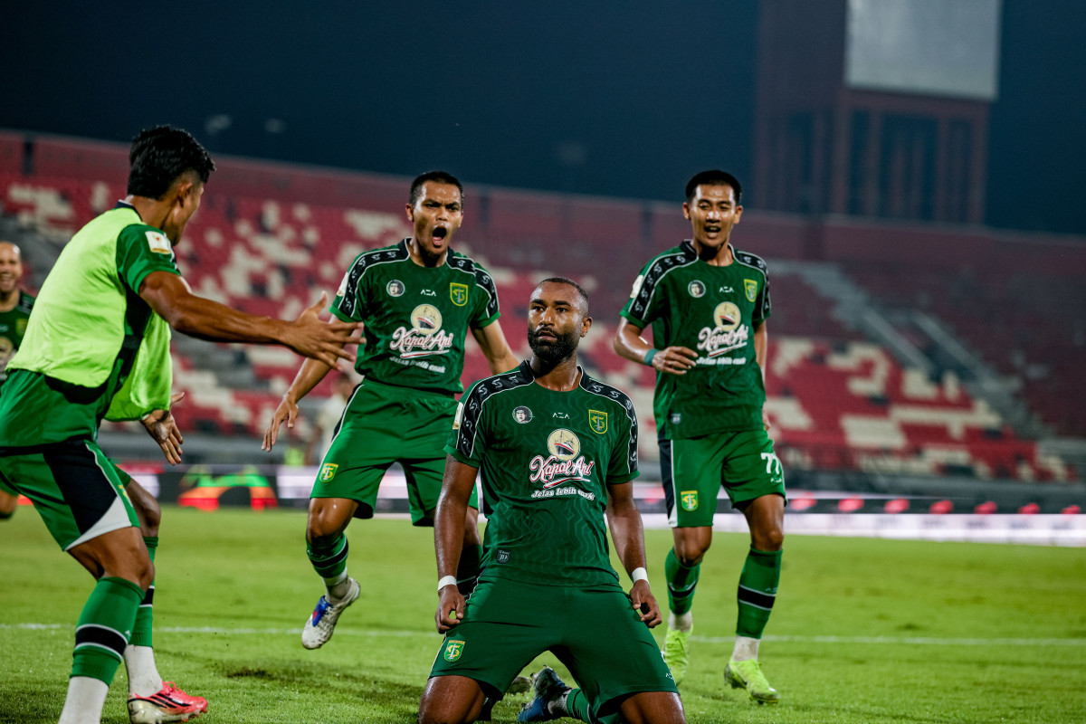 Selebrasi sjuad Persebaya usai kalahkan Arema FC. Foto : Ist
