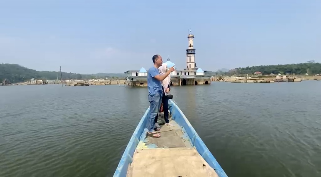 NIKMATI PEMANDANGAN. Wisatawan sambil menaiki perahu, terlihat sedang menikmati suasana atau pemandangan, di Bendungan Karian tepatnya Desa Sukarame dan Desa Sukajaya, Kecamatan Sajira, Kabupaten Lebak, Minggu (2/8). (ISTIMEWA)