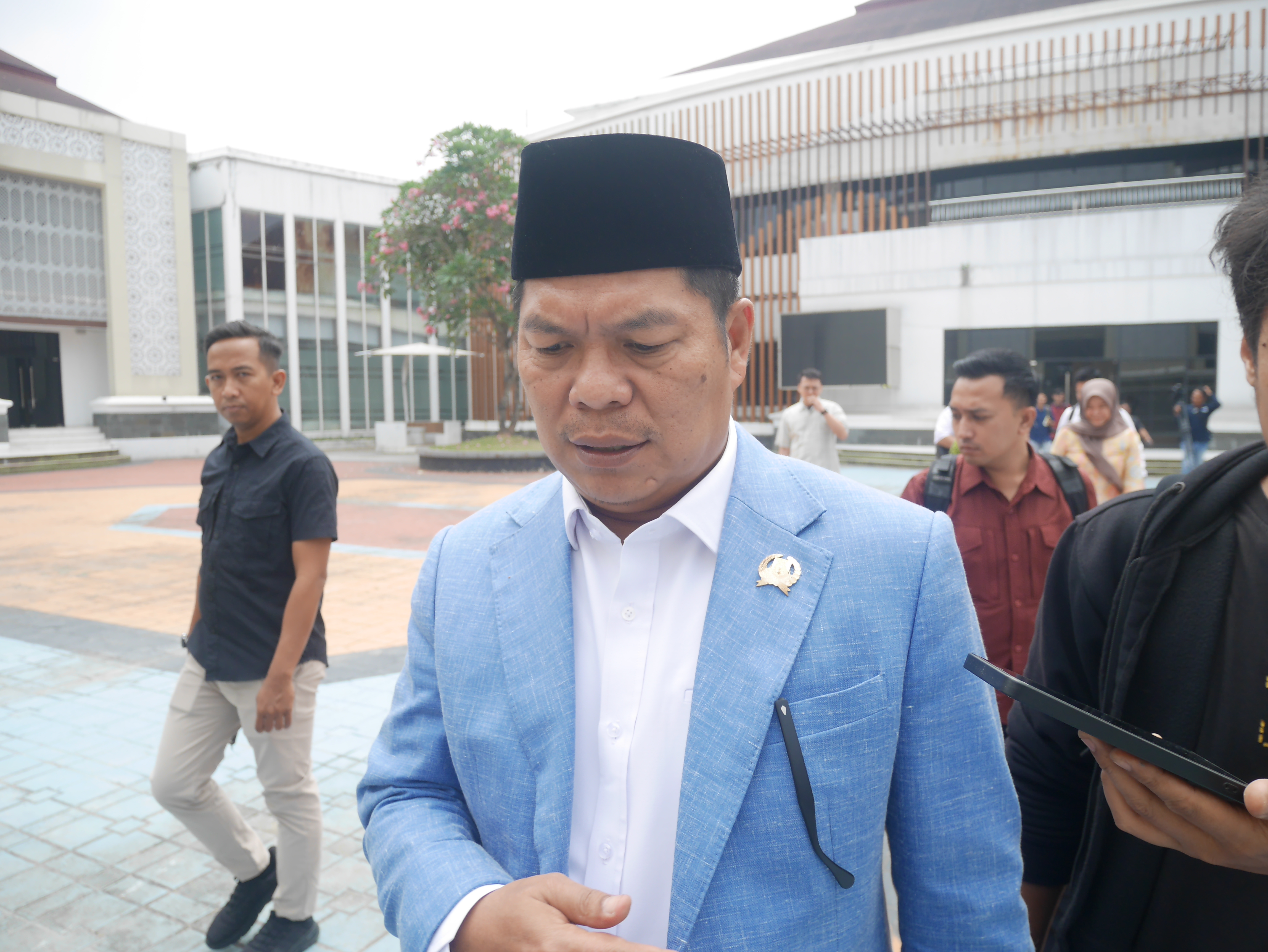 Ketua DPRD Provinsi Banten, Fahmi Hakim, saat diwawancara wartawan di Gedung DPRD Banten, Kamis (6/8/2026).(Ari Supriadi-tangselpos.id)