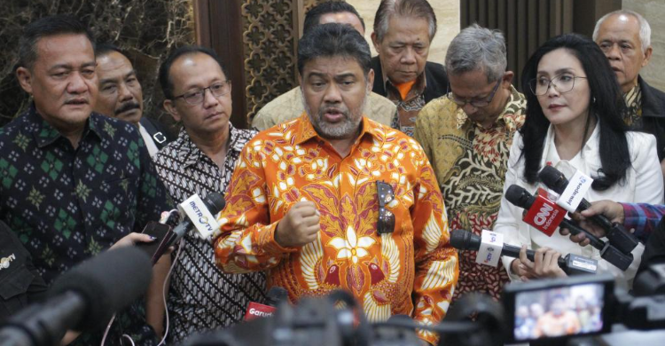 Presiden Konfederasi Serikat Pekerja Indonesia (KSPI)/Presiden Partai Buruh Said Iqbal (tengah). Foto: Ist