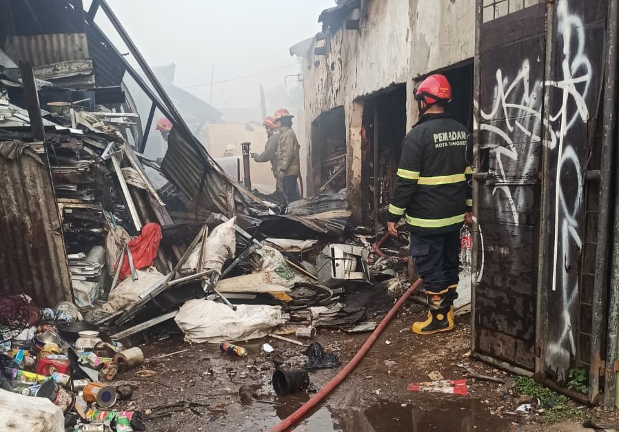 Lapak rongsokan di RT 01/04, Kelurahan Bambu Apus, Kecamatan Pamulang, Kota Tangerang Selatan, terbakar pada Minggu (23/8) sore. Foto : Ist