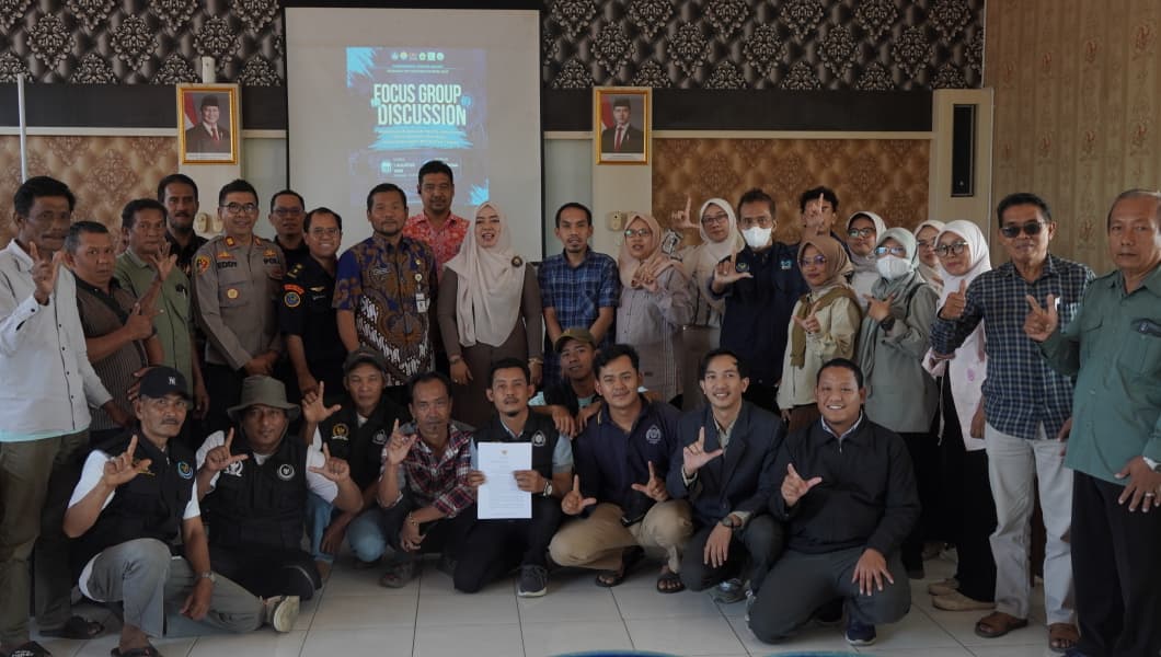 Foto bersama Pokmaswas Lestari Kaliku bersama Tim Pengabdian BIMA Tahun 2026 usai menyelenggarakan FGD, di Kecamatan Rawalo, Kabupaten Banyumas, Sabtu (1/8/2026).(Istimewa)