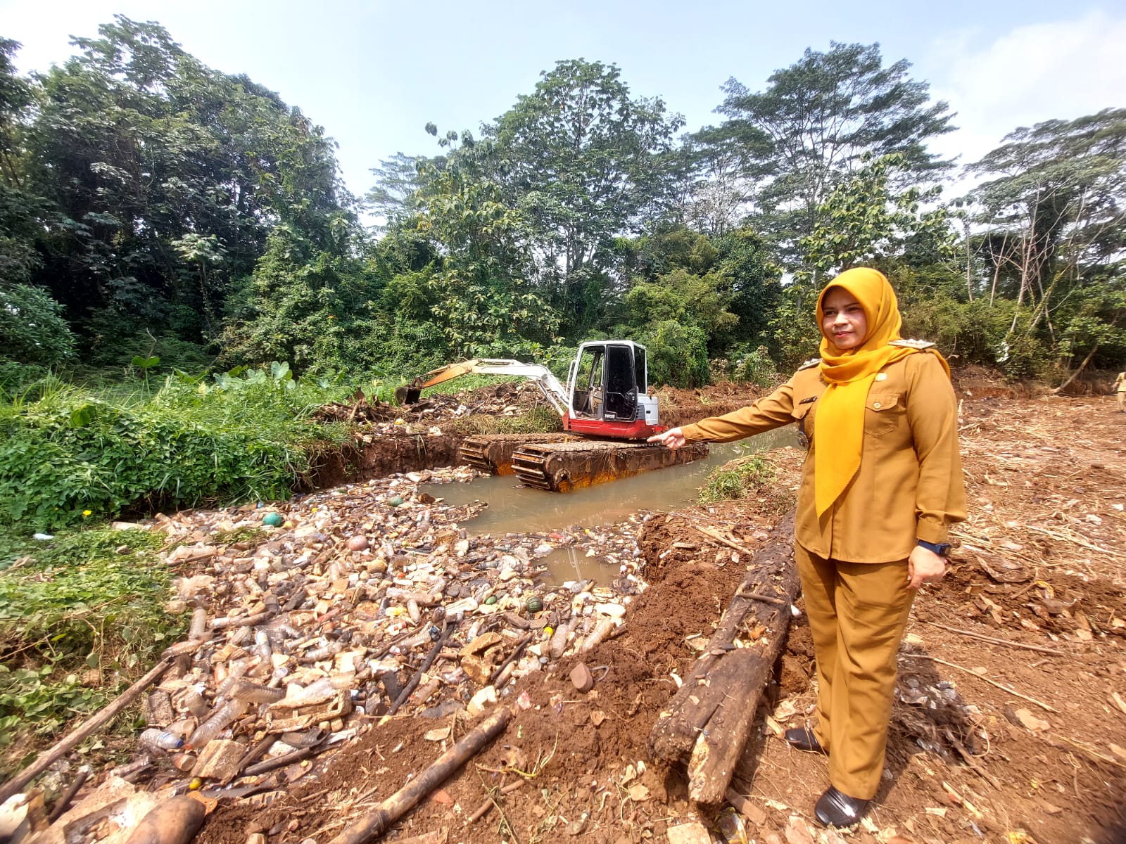 Lurah Cipayung, Dini Nurlianti, pantau normalisasi sungai pada Senin (3/8). (tangselpos.id/rmn)