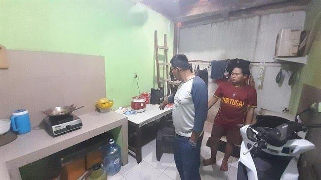 PENCURIAN - Warga memperlihatkan TKP pencurian di wilayah Ciputat. Polisi kini tengah perdalam kasus tersebut.