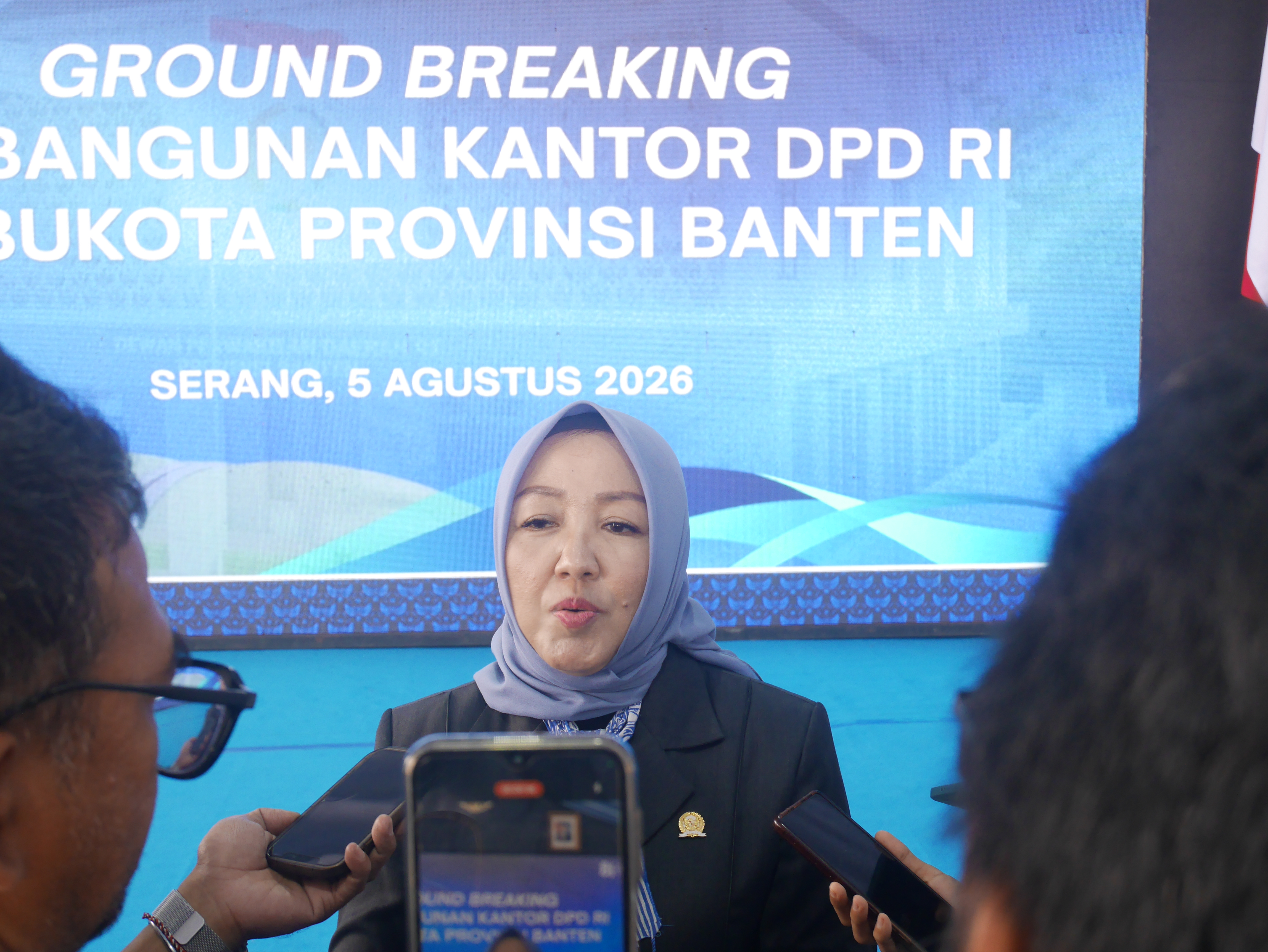 Anggota Komite 1 DPD RI, Ade Yuliasih, saat memberikan keterangan pers sela-sela acara peletakan batu  pertama pembangunan Kantor DPD RI Banten di Kecamatan Cipocok Jaya, Kota Serang, Rabu (5/8/2026).(Ari Supriadi-tangselpos.id)