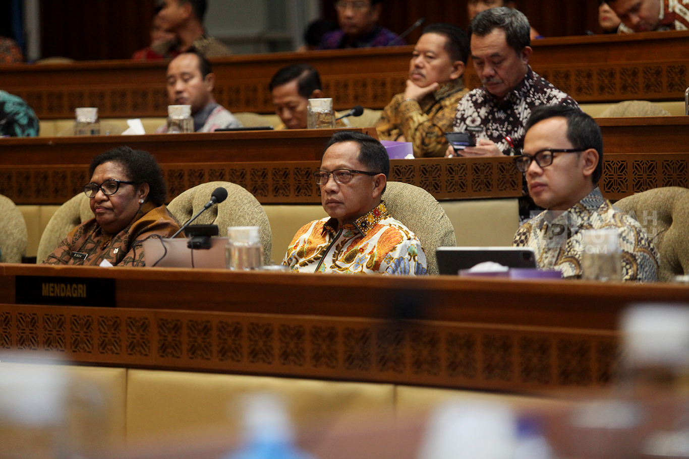 Mendagri Tito Karnavian (tengah) saat rapat di DPR. Foto : Ist