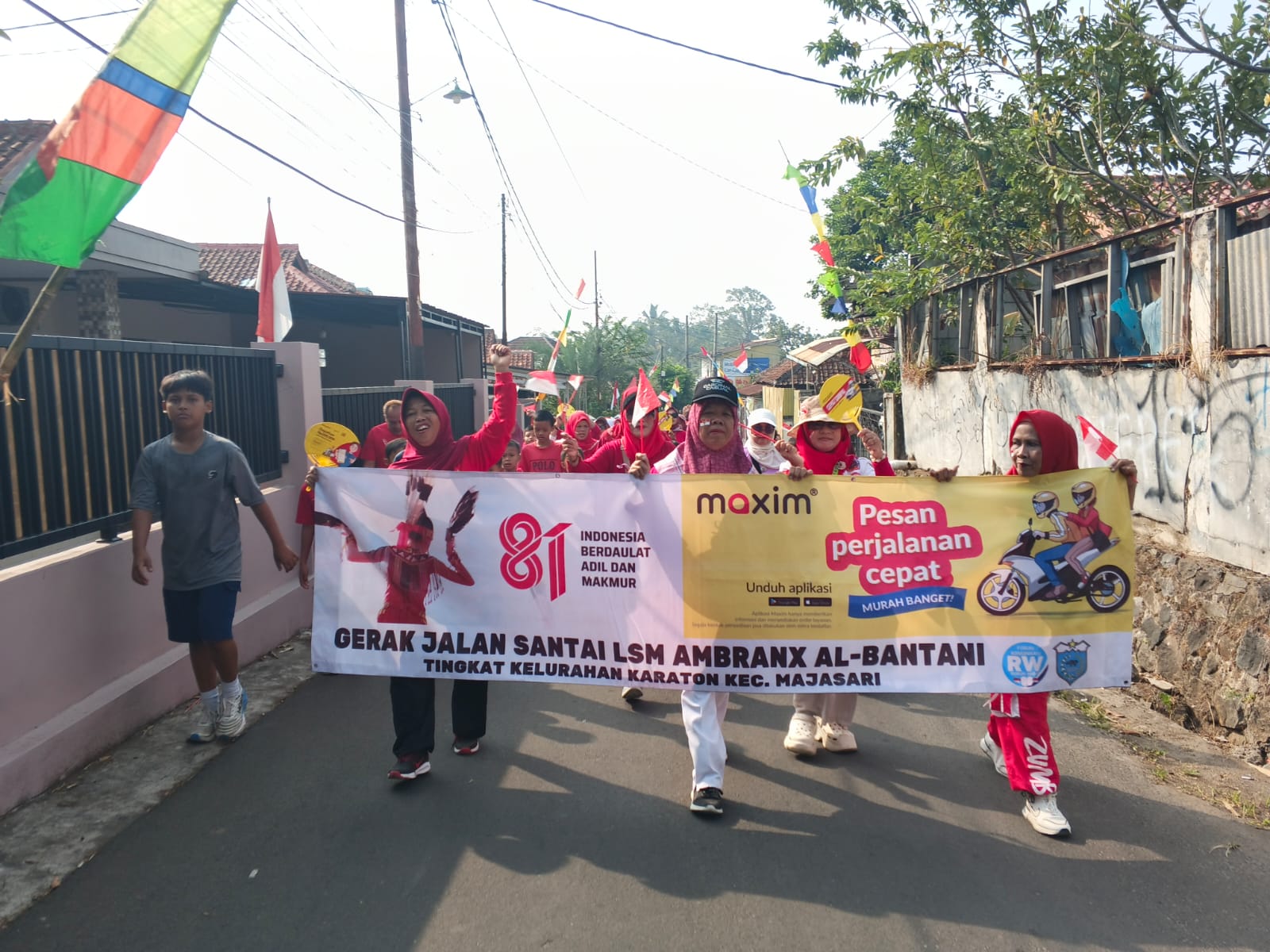Warga mengikuti jalan santai dalam rangka memperingati HUT ke-81 RI yang disponsori perusahaan jasa transportasi berbasis aplikasi Maxim, di Kecamatan Majasari, Kabupaten Pandeglang, Minggu (9/8/2026).(Istimewa)