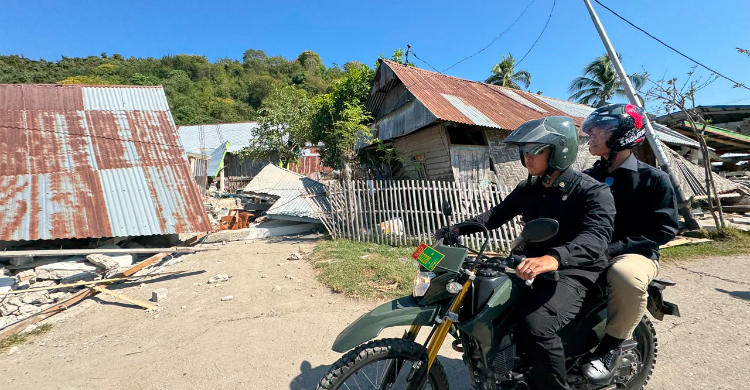 Wapres Gibran Rakabuming meninjau kondisi warga terdampak bencana di Kampung Waso, Manggarai Timur, NTT, dengan mengendarai sepeda motor, Jumat (21/8/2026). Dok. Setwapres.