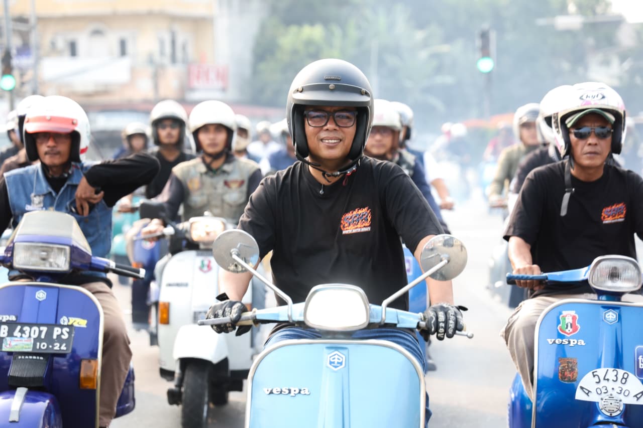 Gubernur Andra Soni (tengah) ikut dalam kegiatan Kongkow Scooter Banten Bersatu (SBB) dengan mengendarai Vespa Sprint berwarna biru. Foto : Humas Pemprov