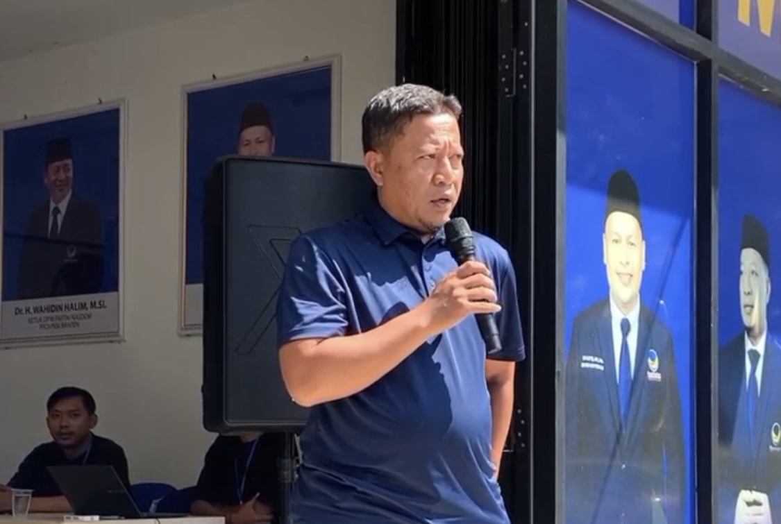 ARAHAN. Sekretaris DPD Partai NasDem Kabupaten Pandeglang, Aip Miftahudin, sedang memberikan arahan pada acara pembukaan E-Sport NasDem Cup 2026 Mobile Legends Kabupaten Pandeglang, di Sekretariat DPD NasDem Kabupaten Pandeglang, Sabtu-Minggu (8-9/8). (ISTIMEWA)