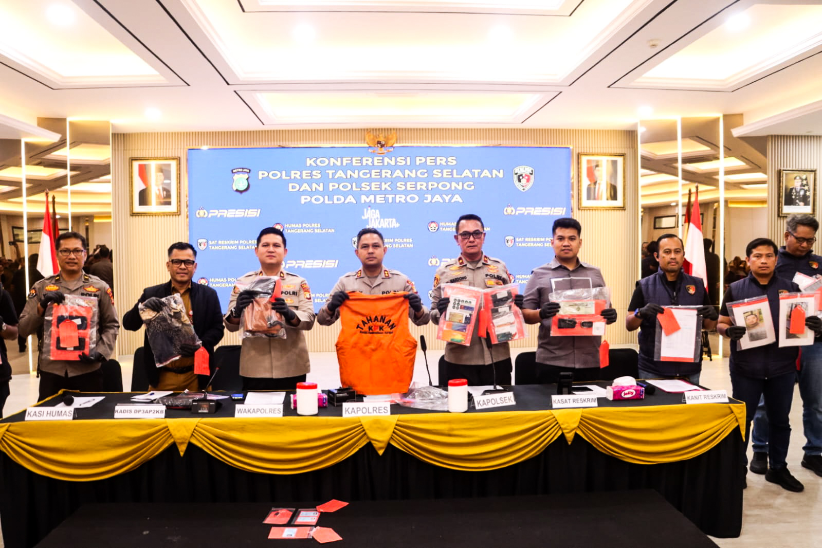Kapolres Tangerang Selatan AKBP Boy Jumalolo saat konferensi pers pengungkapan kasus pencurian dengan pemberatan (curat) disertai penyekapan terhadap lansia di Aula Guyub Polres Tangsel, Selasa (11/8/2026). (Dok. Humas Polres Tangsel)